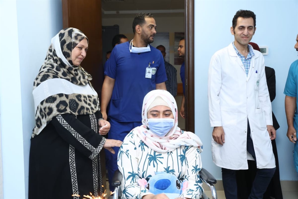 بتورتة طفلة من متحدى السرطان تحتفل بعيد ميلادها&nbsp;