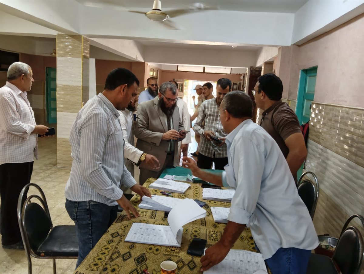 رئيس حزب النور أثناء الإدلاء بصوته فى إنتخابات الشيوخ&nbsp;