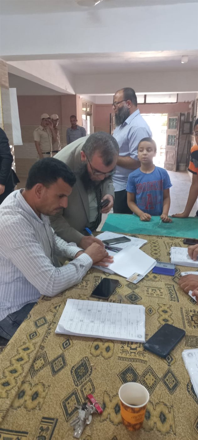 رئيس حزب النور أثناء الإدلاء بصوته فى إنتخابات الشيوخ&nbsp;
