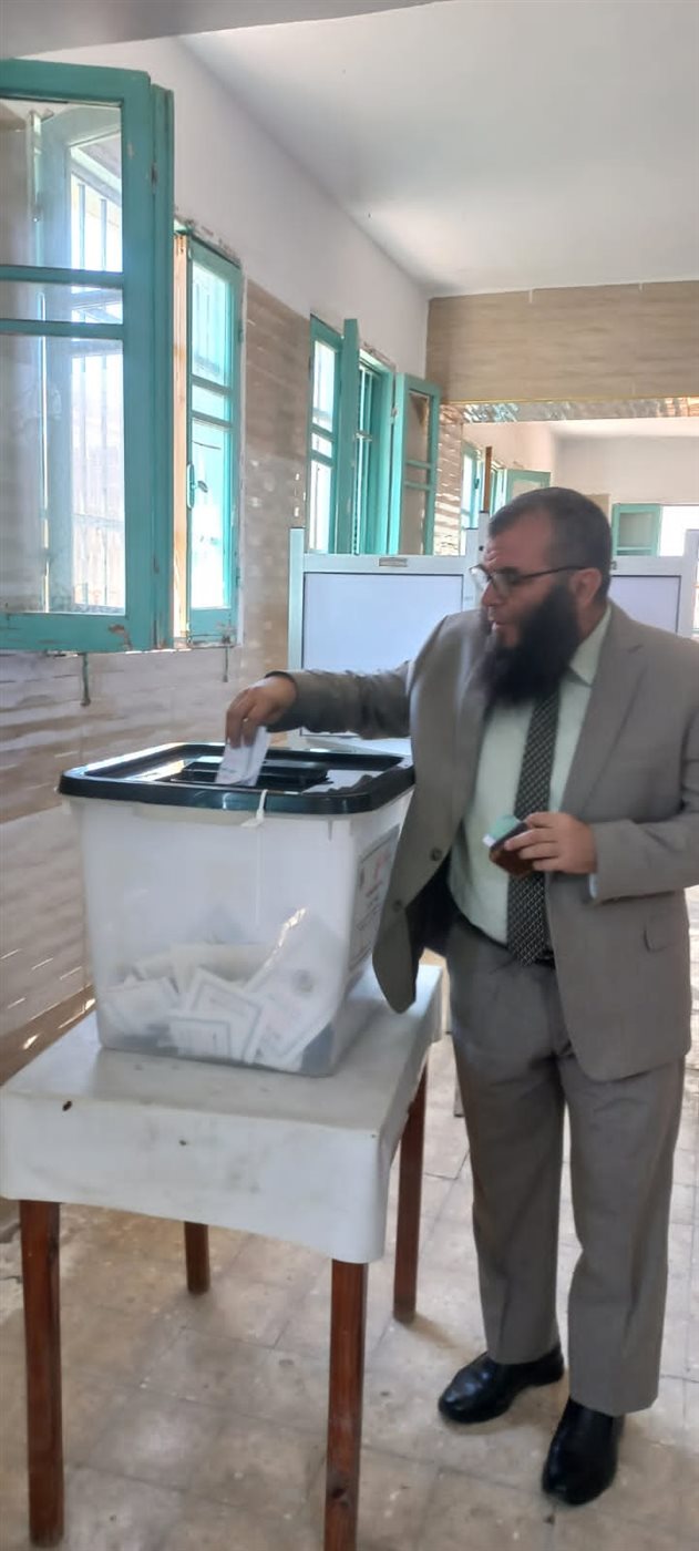 رئيس حزب النور أثناء الإدلاء بصوته فى إنتخابات الشيوخ&nbsp;