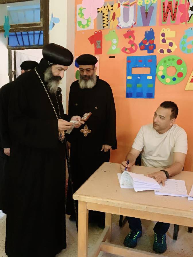 الأنبا مينا يدلي بصوته الإنتخابي&nbsp;