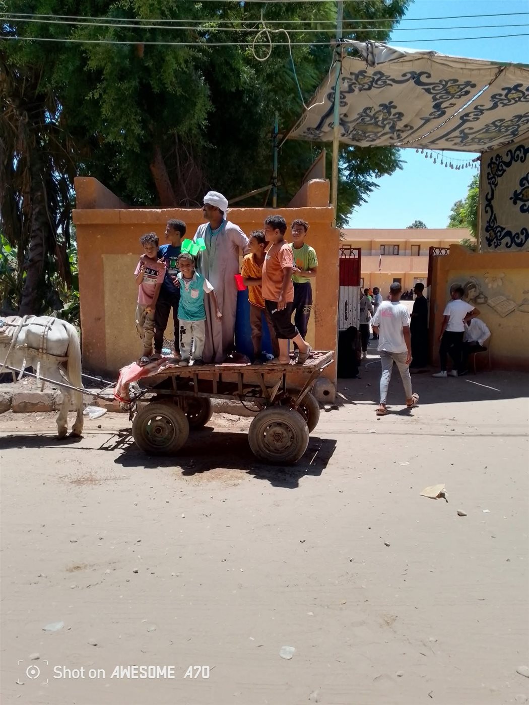 موطن يوزع مياه مجانا على المواطنين&nbsp;