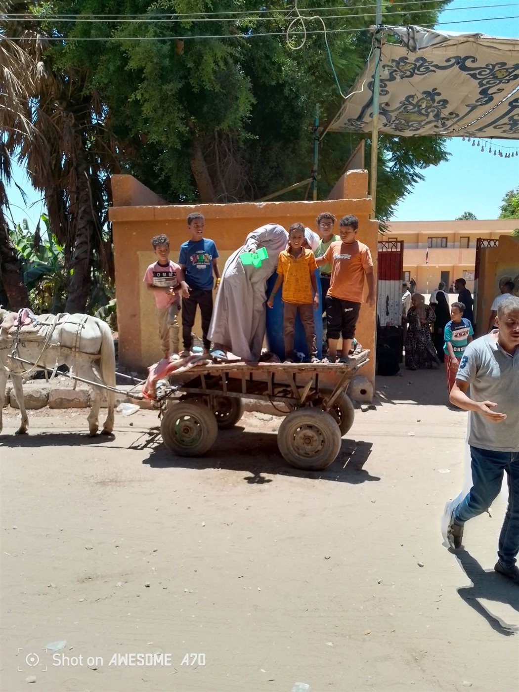 موطن يوزع مياه مجانا على المواطنين&nbsp;