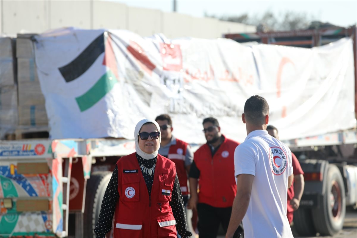 المديرة التنفيذية للهلال الأحمر تتفقد العمل بالمراكز اللوجستية
