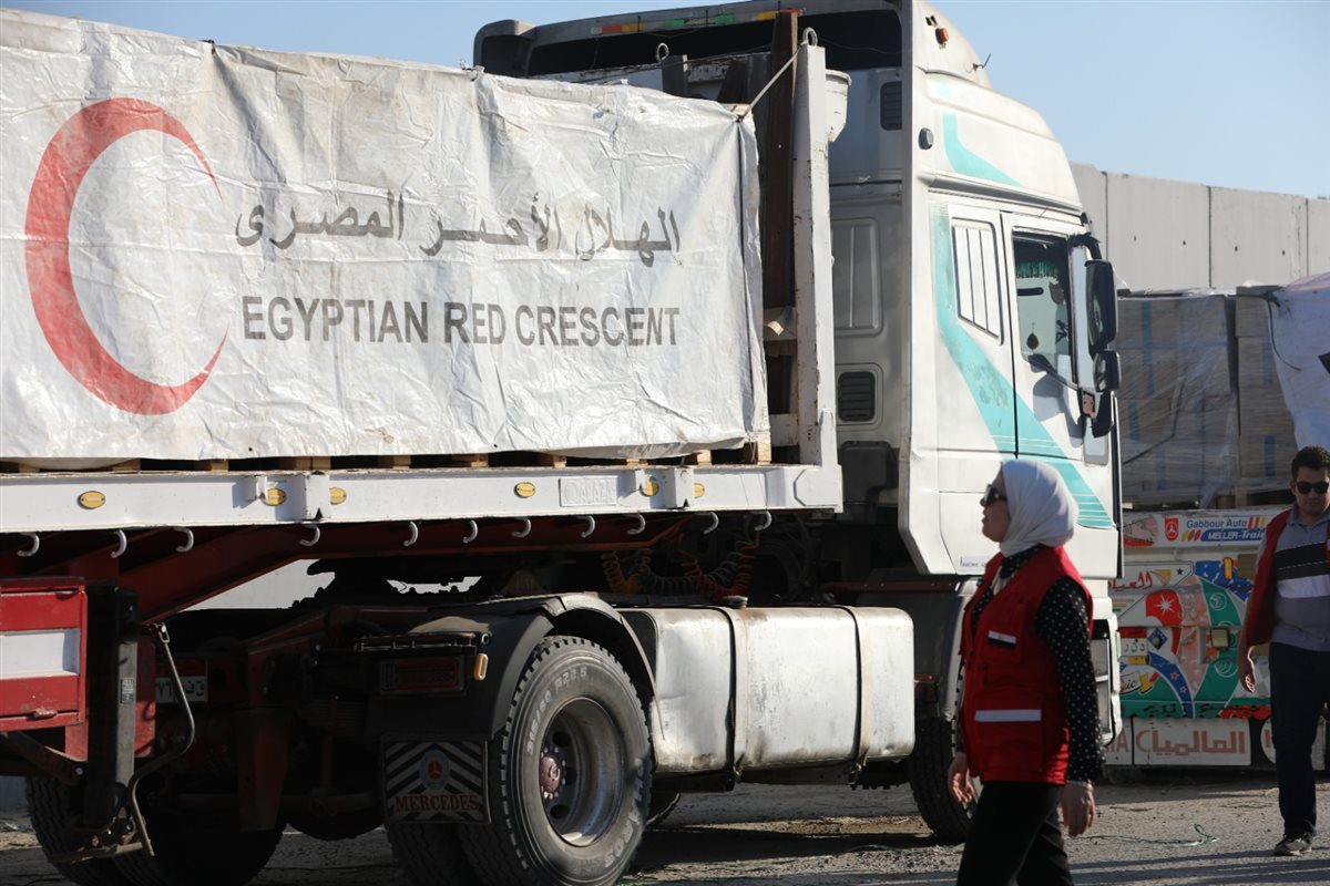 المديرة التنفيذية للهلال الأحمر تتفقد العمل بالمراكز اللوجستية