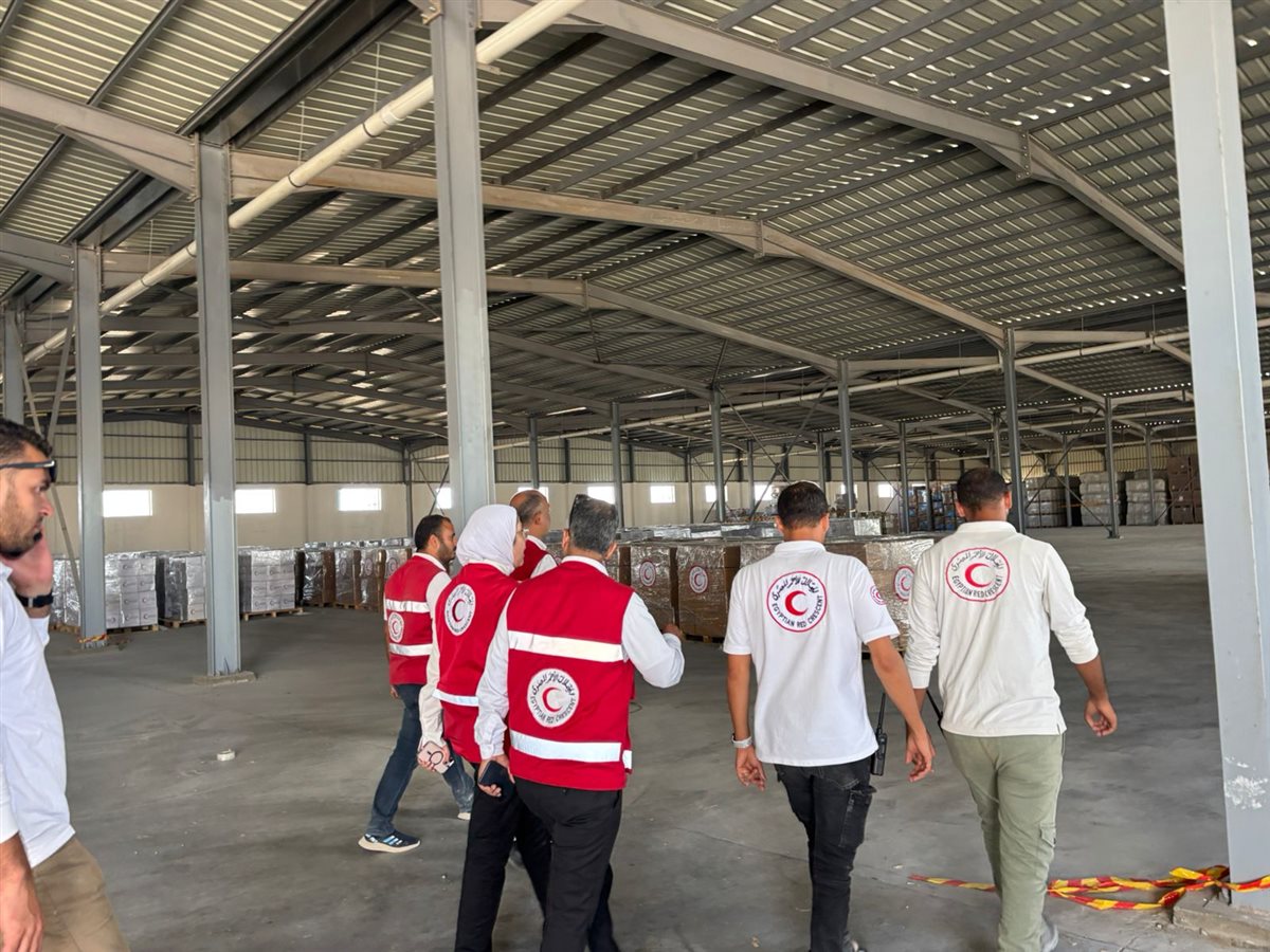 المديرة التنفيذية للهلال الأحمر تتفقد العمل بالمراكز اللوجستية