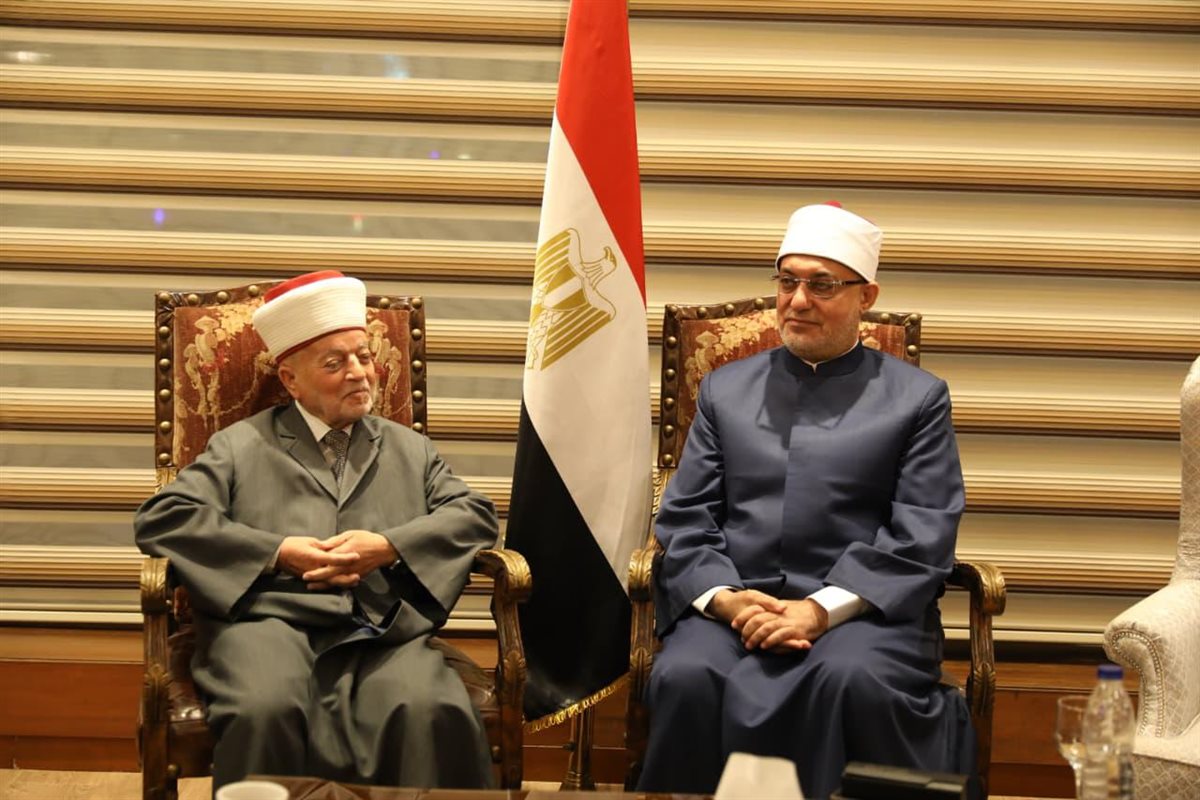 <strong>مفتي الجمهورية يستقبل مفتي القدس والديار الفلسطينية لدي وصوله القاهرة &nbsp;للمشاركة في المؤتمر العالمي العاشر للإفتاء</strong>