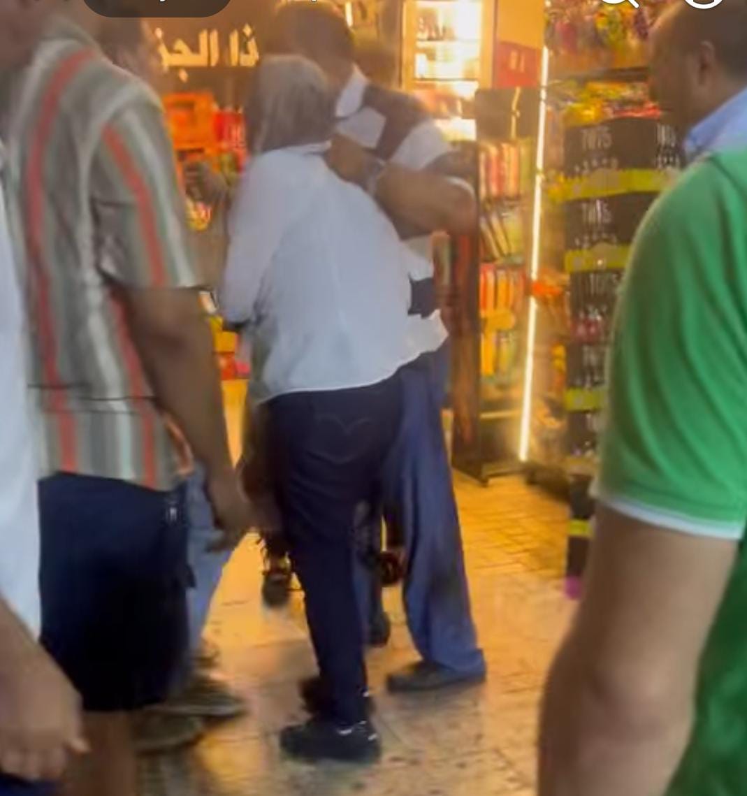 رجل يجبر زوجته على ركوب سيارته&nbsp;