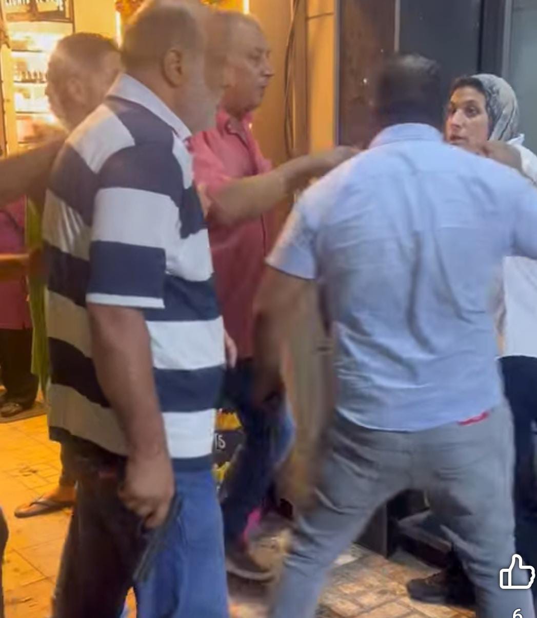 رجل يجبر زوجته على ركوب سيارته&nbsp;
