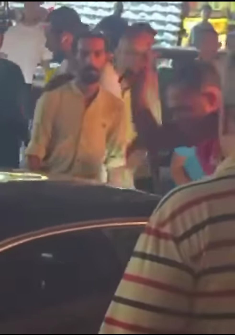 شخص يحطم سيارة&nbsp;