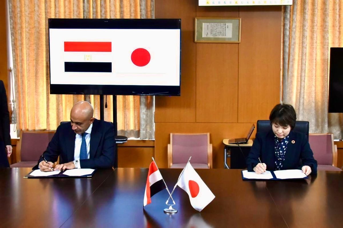 جانب من التوقيع&nbsp;