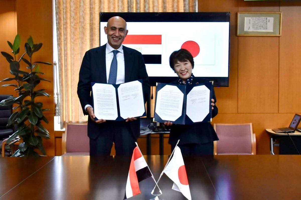 جانب من التوقيع&nbsp;