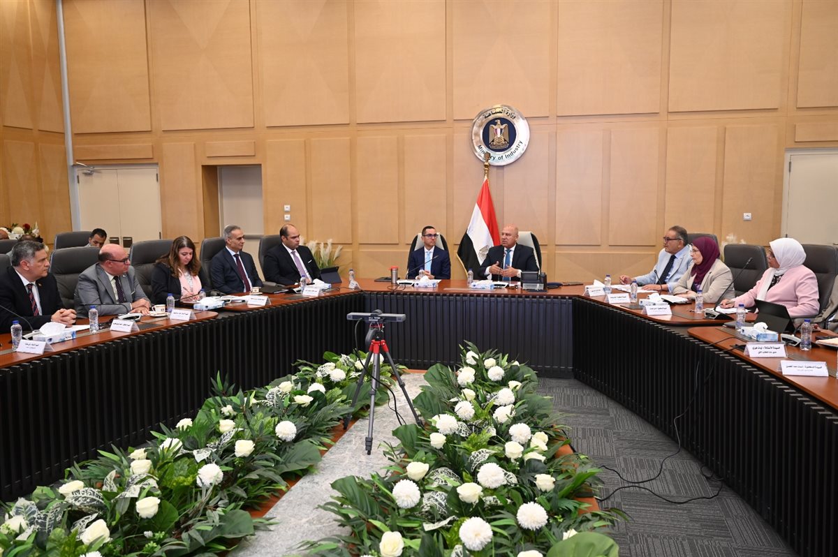 كامل الوزير وحسن الخطيب مع مصانع الأسمنت&nbsp;