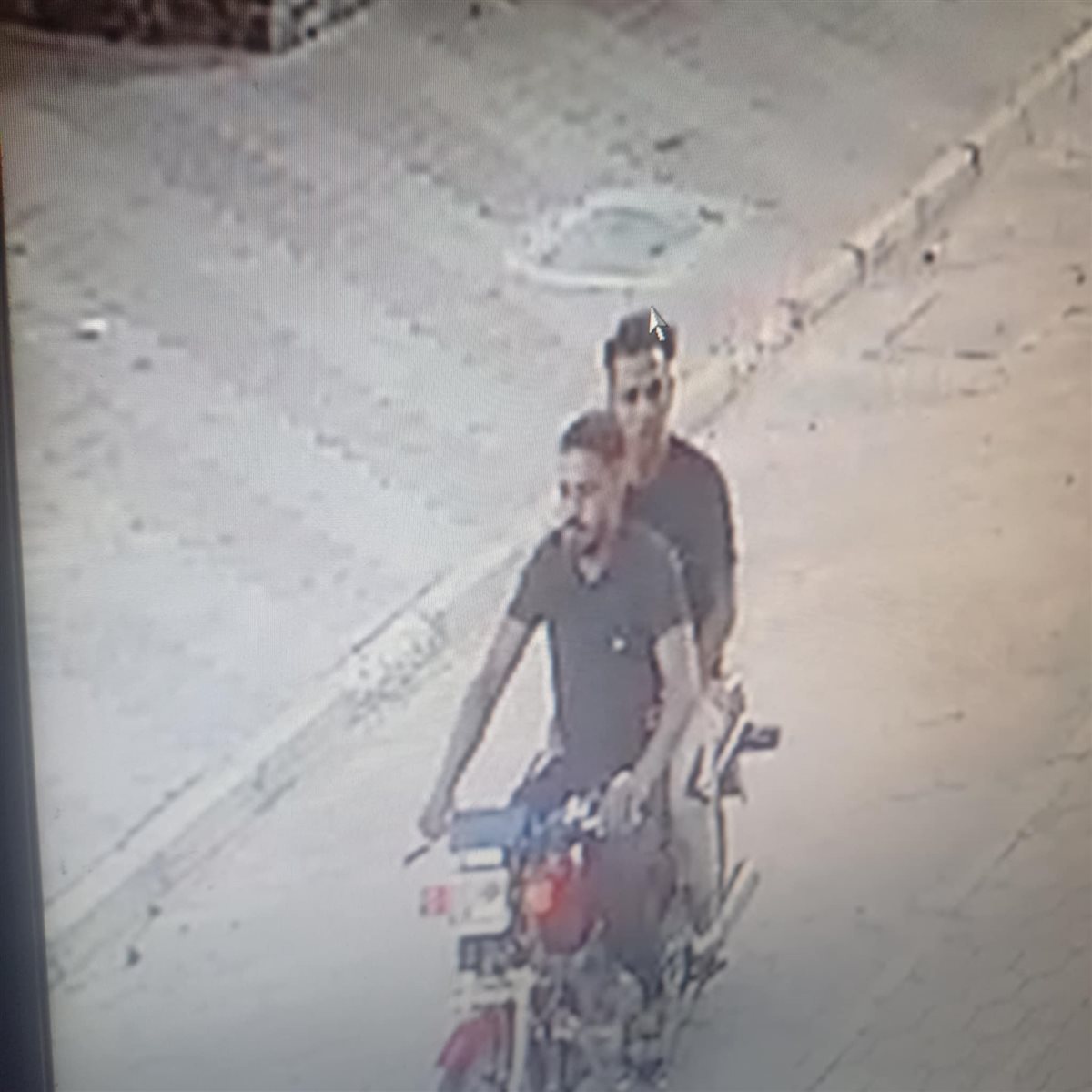 شاب يستغيث بعد سرقة دراجته النارية في حدائق أكتوبر&nbsp;