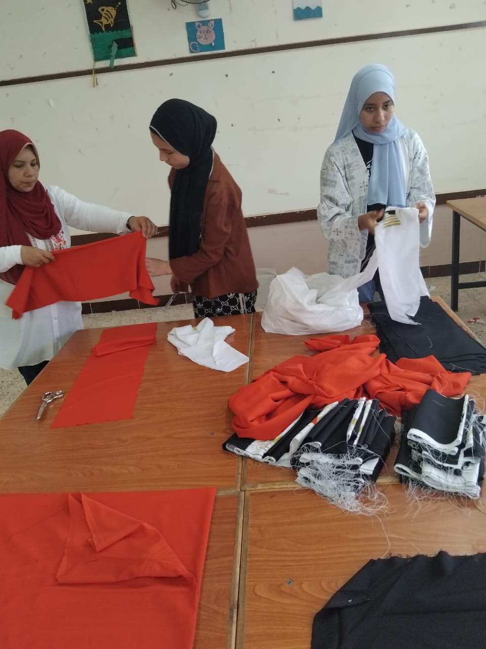 تعليم المنوفية يطلق أول وحدة منتجة لتدريب الطالبات على الخياطة بقرية صبايا العنب&nbsp;