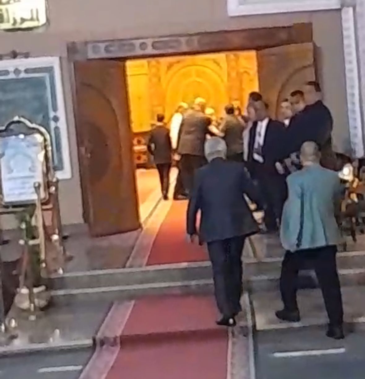 نجوم الفن &nbsp;في عزاء الدكتور يحيي عزمي أستاذ الإخراج السينمائي بمسجد الشرطة