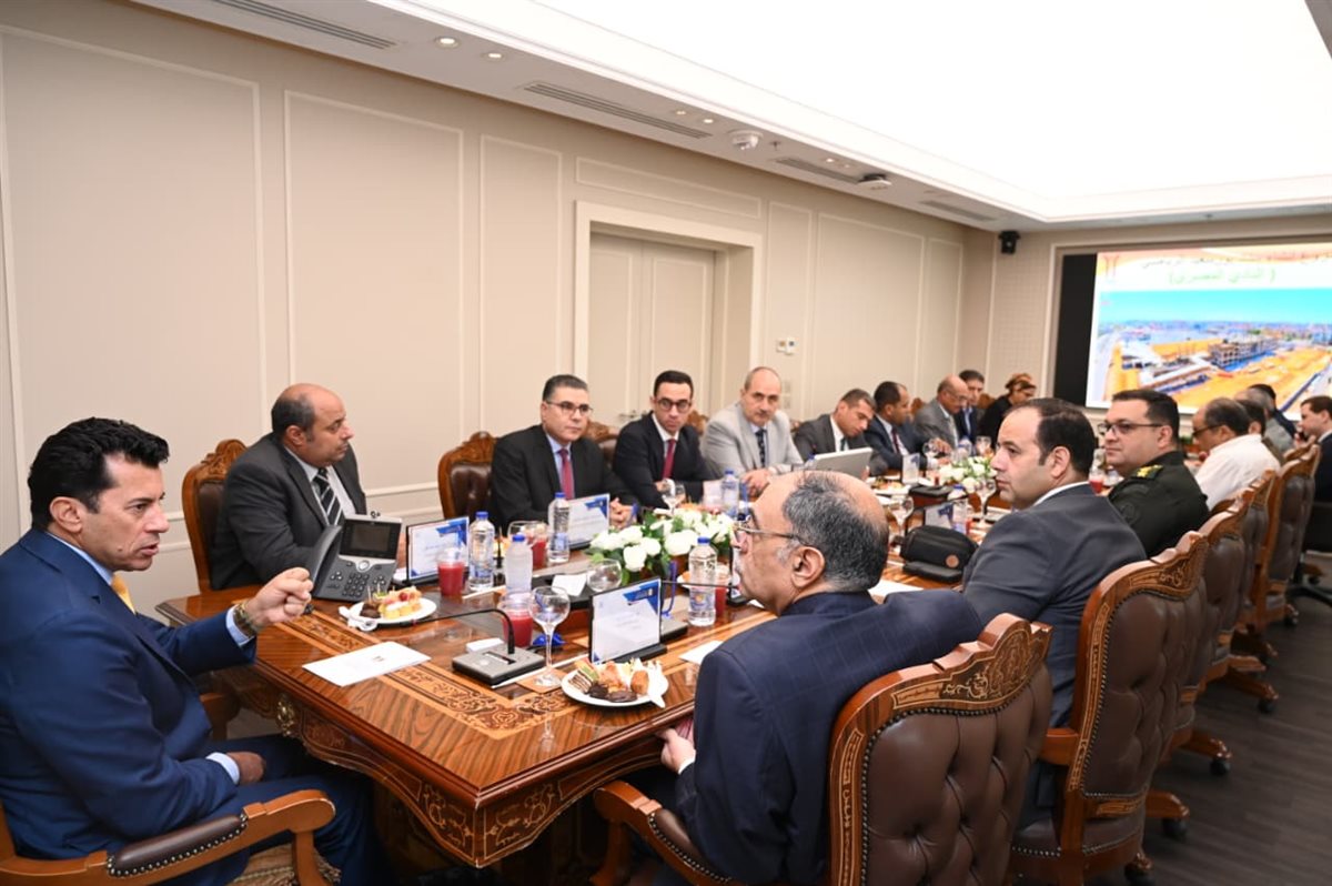 <strong>وزير الرياضة ومحافظ بورسعيد يتابعان معدلات تنفيذ ستاد المصري&nbsp;</strong>