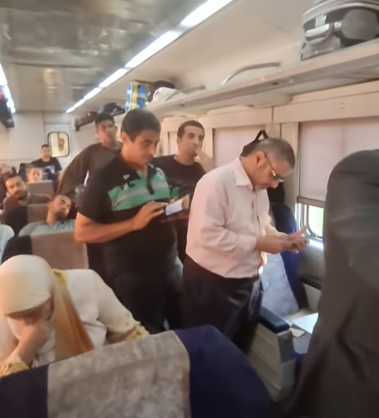 صورا من المقطع المتداول لاستياء الركاب في قطار 986 &nbsp;