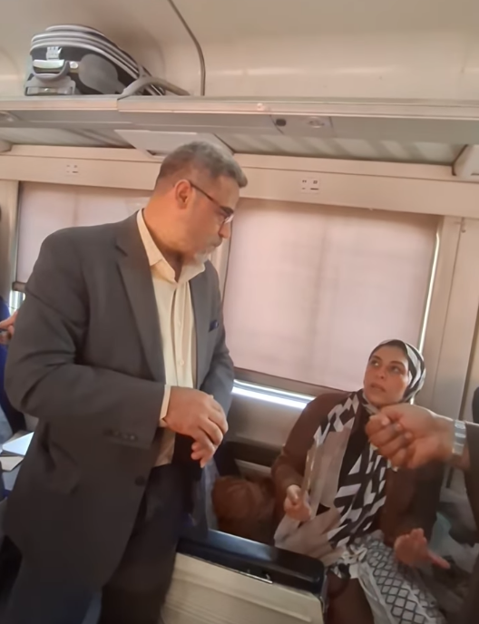 صورا من المقطع المتداول لاستياء الركاب في قطار 986 &nbsp;