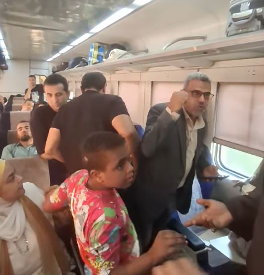 صورا من المقطع المتداول لاستياء الركاب في قطار 986 &nbsp;