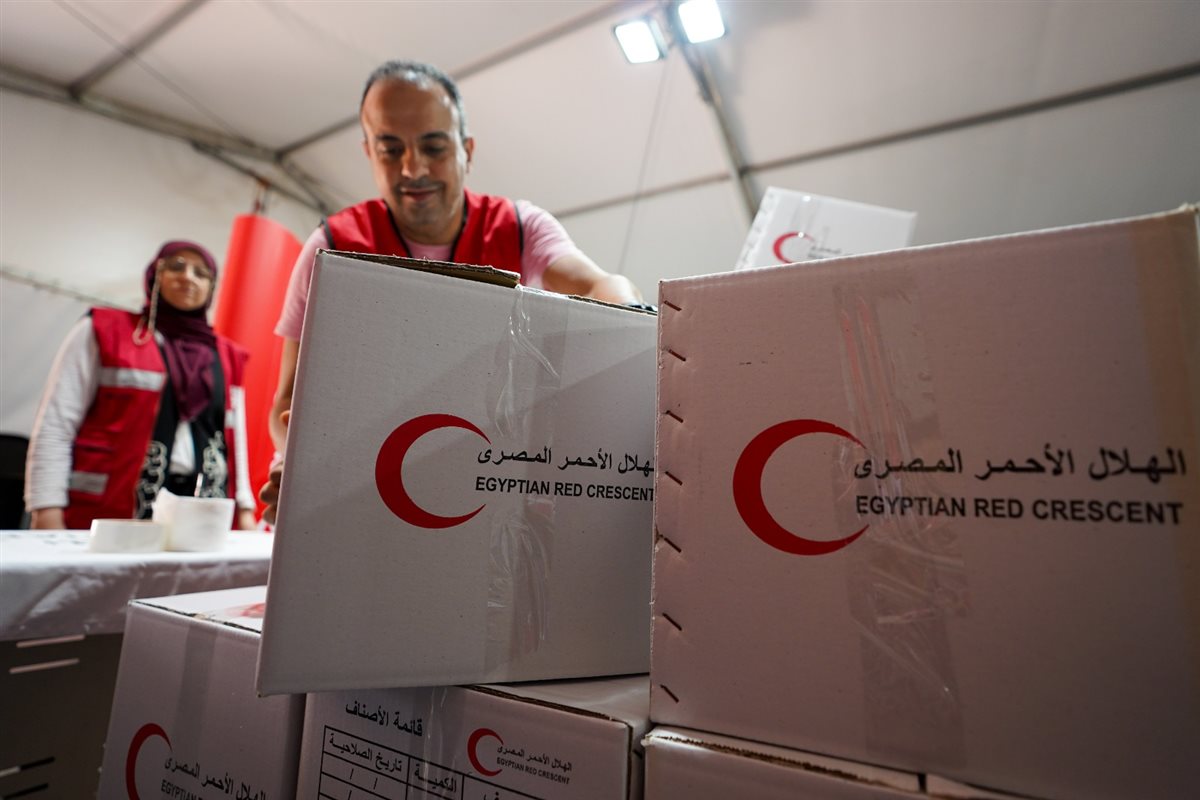 موظفو فودافون مصر يشاركون متطوعي الهلال الأحمر في تعبئة المساعدات المقدمة إلى غزة&nbsp;