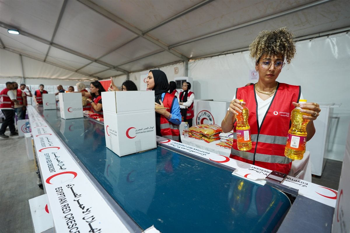 موظفو فودافون مصر يشاركون متطوعي الهلال الأحمر في تعبئة المساعدات المقدمة إلى غزة&nbsp;