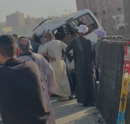 &nbsp;تصادم سيارة ميكروباص بالرصيف أعلي الطريق الدائري اتجاه المريوطية