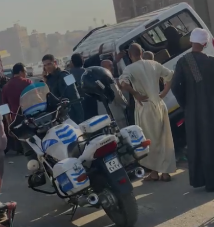 &nbsp;تصادم سيارة ميكروباص بالرصيف أعلي الطريق الدائري اتجاه المريوطية
