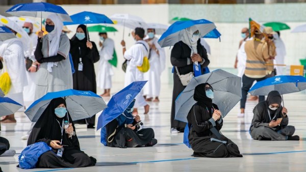 هل يجوز لبس الكمامة بدل النقاب في العمرة؟