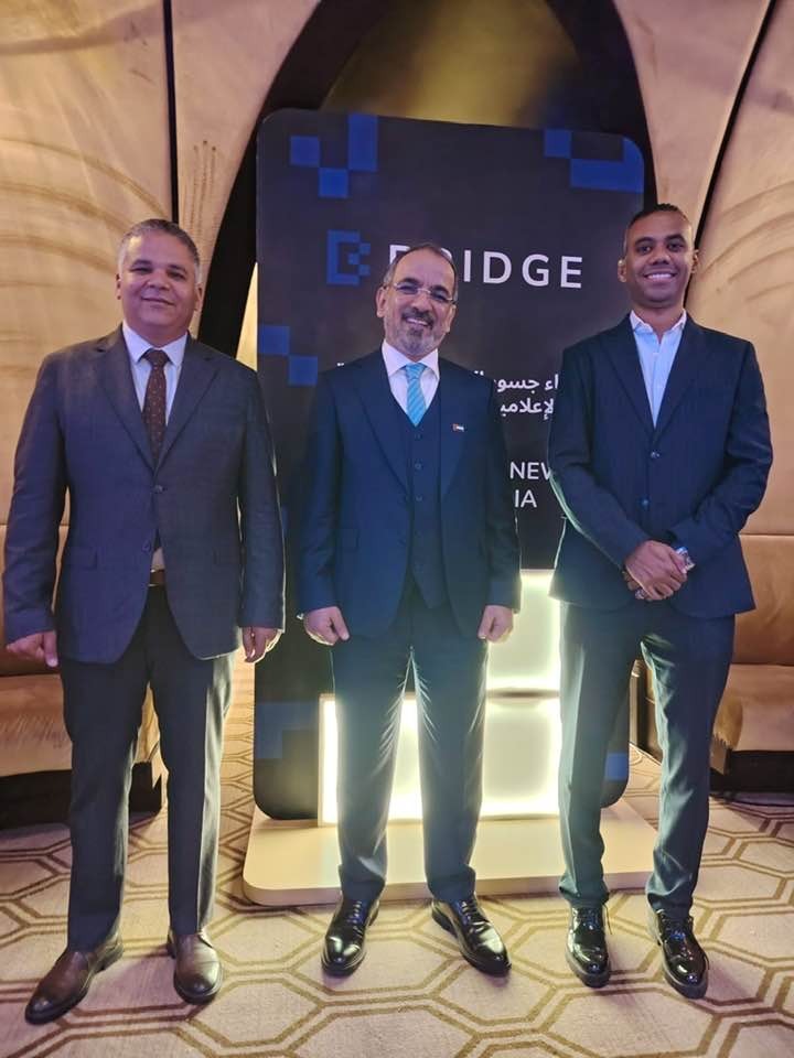الكاتب الصحفي محمود المملوك خلال فعالية&nbsp;إطلاق منصة بريدج الإعلامية الإماراتية