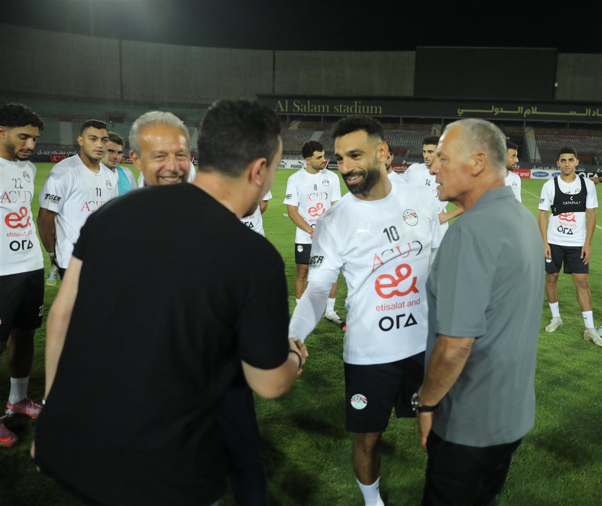 زيارة أبو زهرة ومجلس اتحاد الكرة لمران منتخب مصر (10)