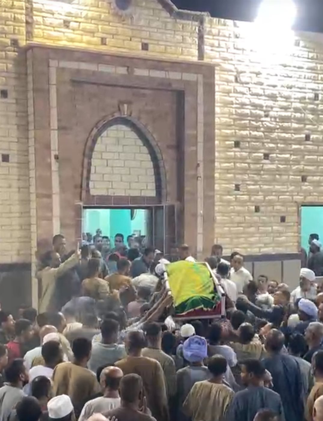 الآلاف يشيعون جثمان نجل رائد الساحة الجيلانية&nbsp;
