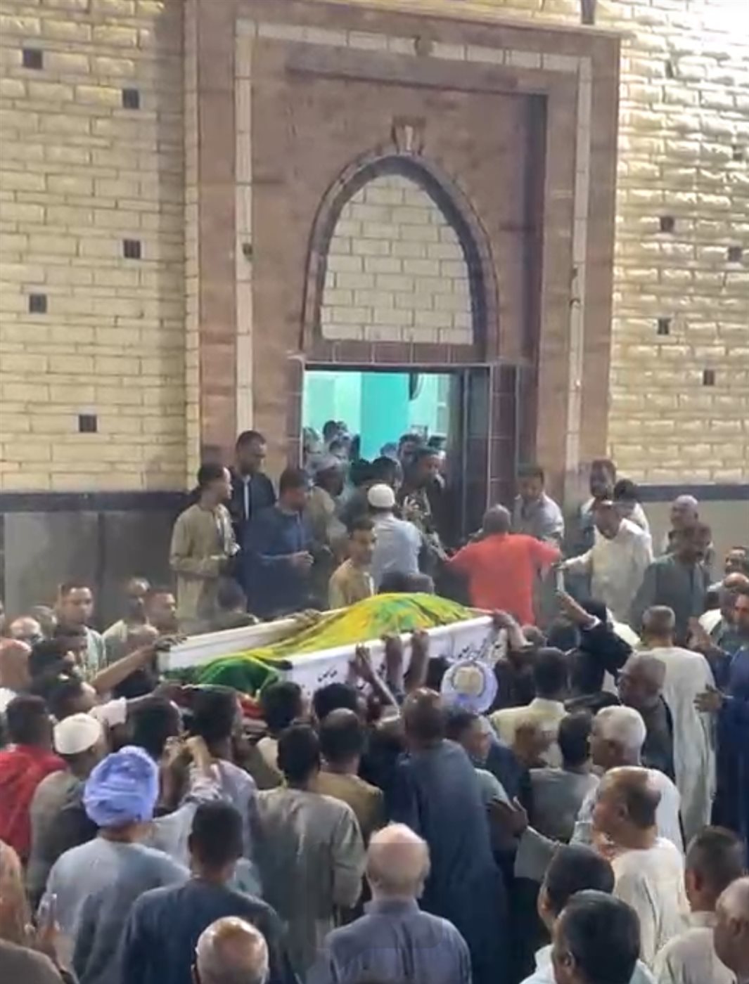 الآلاف يشيعون جثمان نجل رائد الساحة الجيلانية&nbsp;