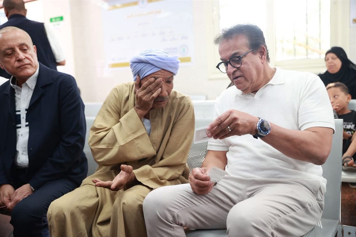 الوزير يطمئن خلال جولتة على أحد المواطنين ويوجةً بعلاجة&nbsp;