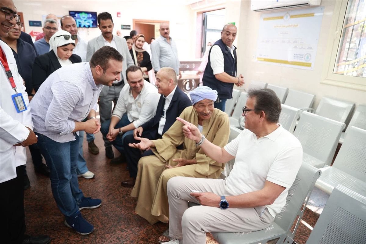 الوزير يطمئن خلال جولتة على أحد المواطنين ويوجةً بعلاجة&nbsp;