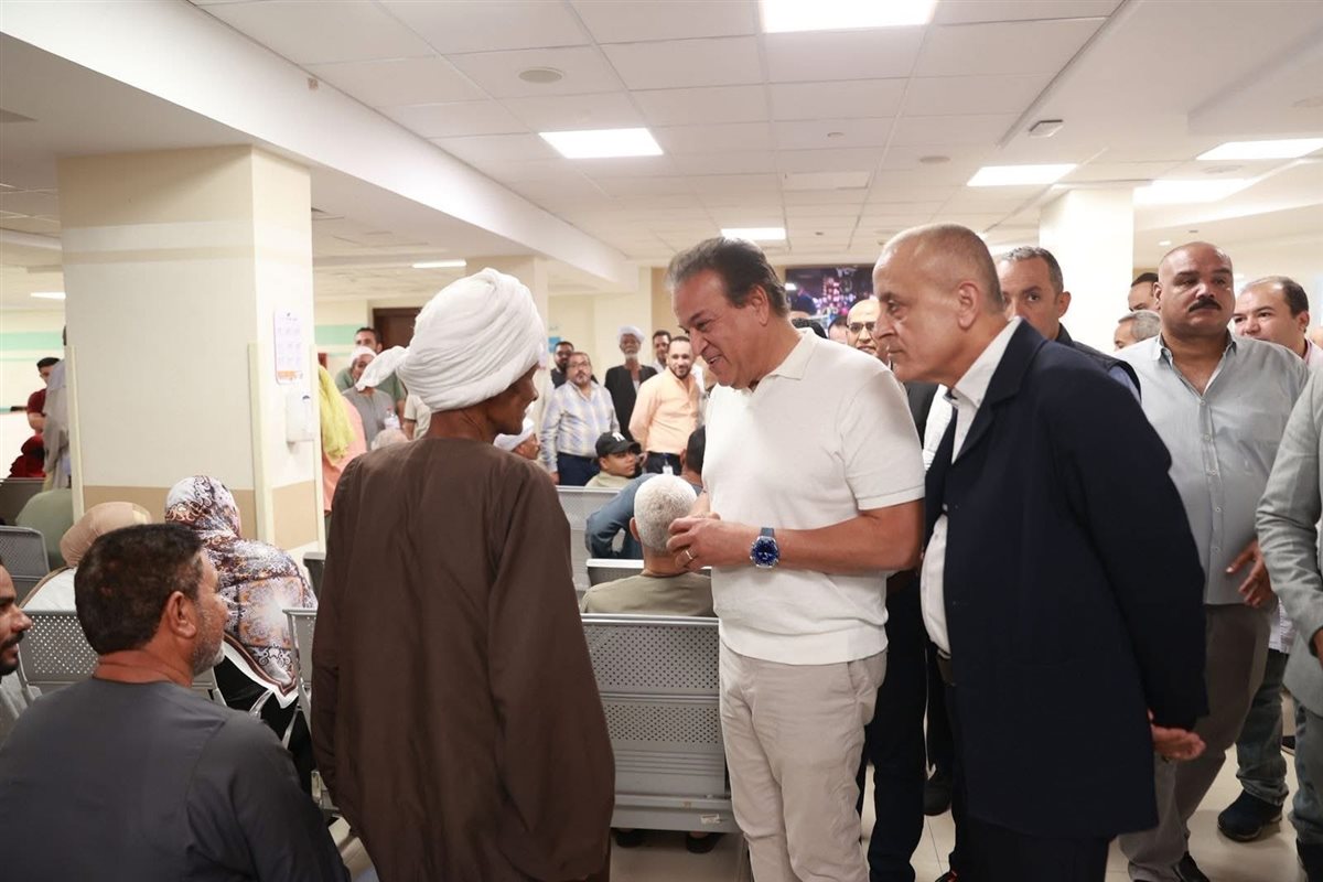 الوزير يطمئن خلال جولتة على أحد المواطنين ويوجةً بعلاجة&nbsp;