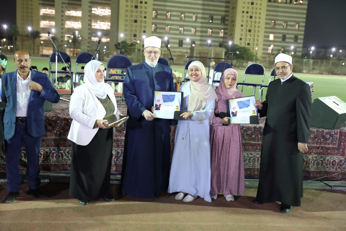 &nbsp;الأولى فازت بـ10000 آلاف جنيهًا.. قيادات الأزهر يكرمون الطالبات الفائزات في مسابقة بنت الأزهر الوافدة