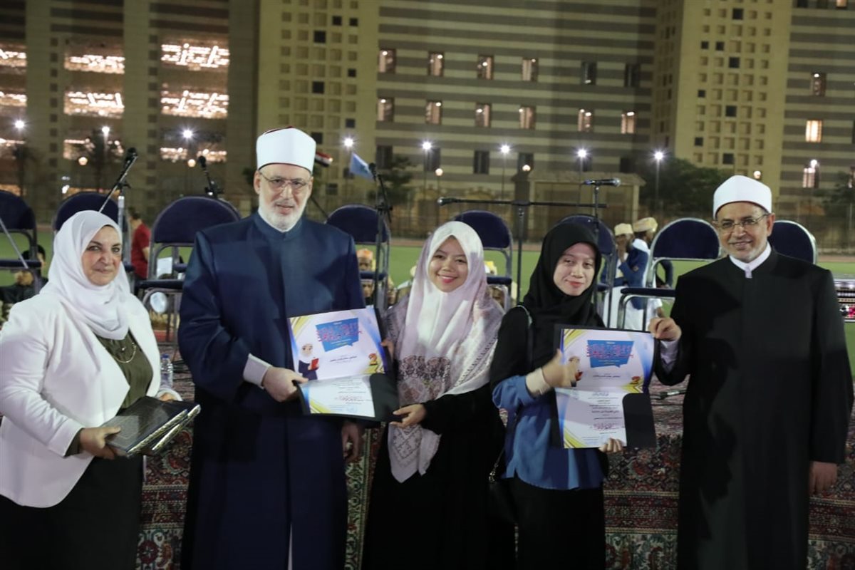 &nbsp;الأولى فازت بـ10000 آلاف جنيهًا.. قيادات الأزهر يكرمون الطالبات الفائزات في مسابقة بنت الأزهر الوافدة