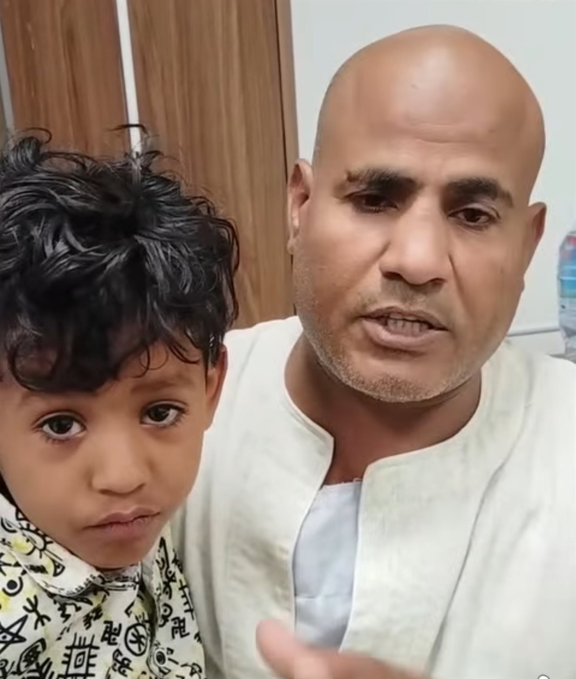الصغير ووالدة بعد إنقاذ حياتة&nbsp;