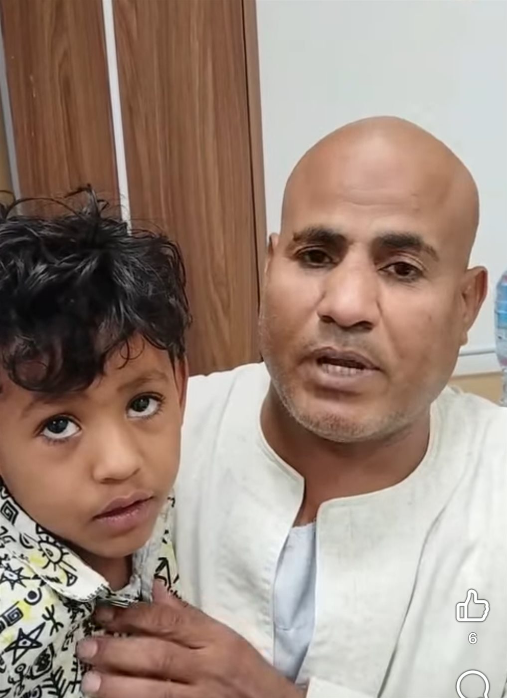 الصغير ووالدة بعد إنقاذ حياتة&nbsp;