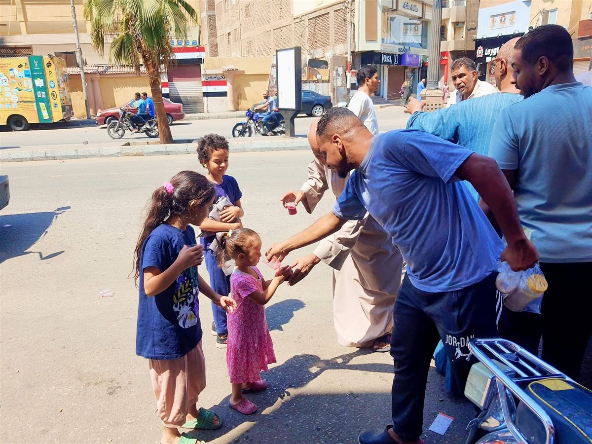 توزيع العصائر على الأهالي عقب الجمعة بالأقصر&nbsp;