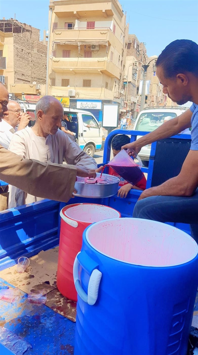 توزيع العصائر على الأهالي عقب الجمعة بالأقصر&nbsp;