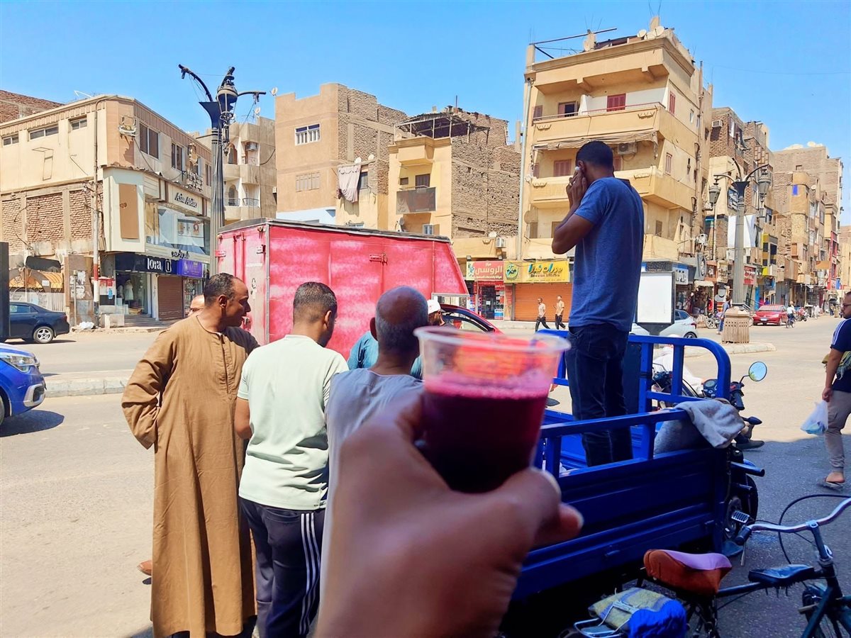 توزيع العصائر على الأهالي عقب الجمعة بالأقصر&nbsp;