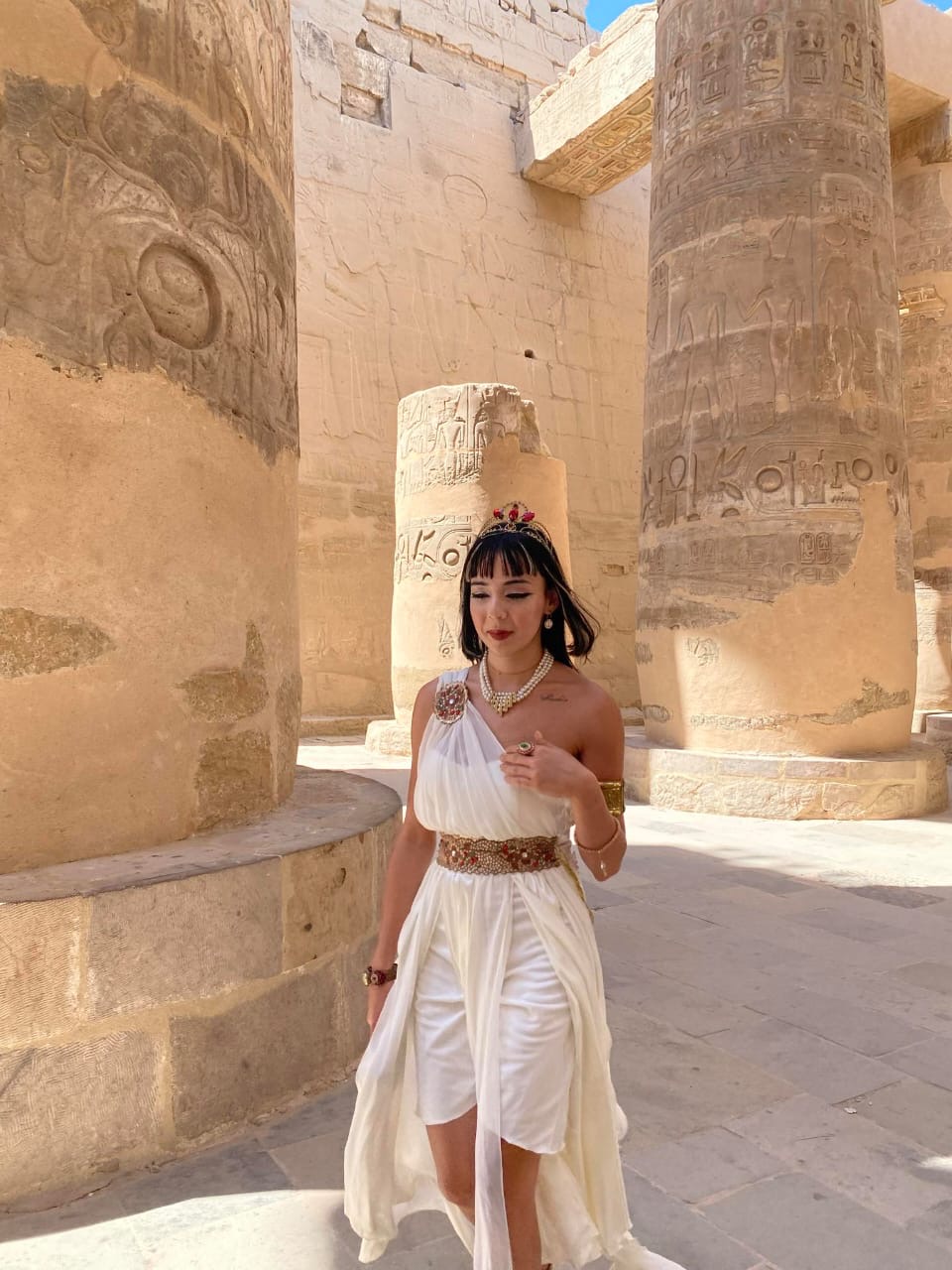 سائحة تركية تعيش اجواء كليوبترا بالكرنك