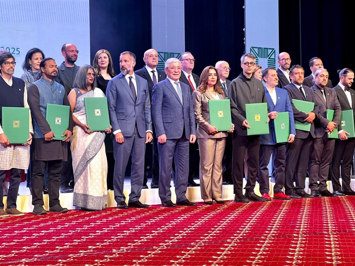 محافظ الأقصر يتسلم جائزة الأغاخان&nbsp;