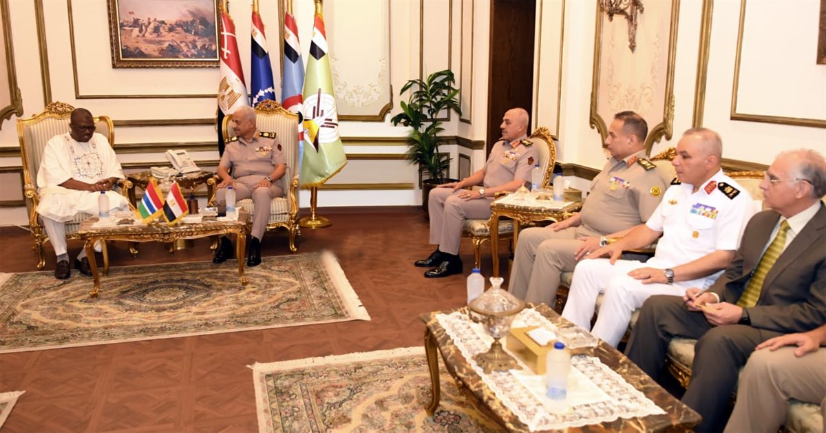 وزير الدفاع يلتقى وزير الدفاع لجمهورية جامبيا