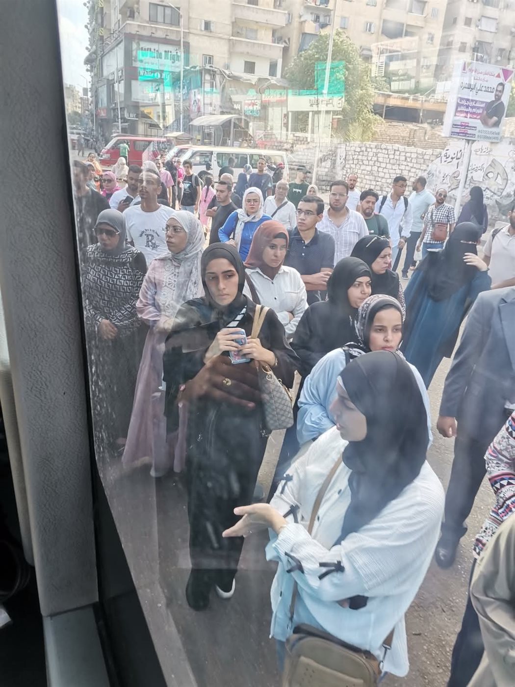 انتظار لوصول الاتوبيسات&nbsp;