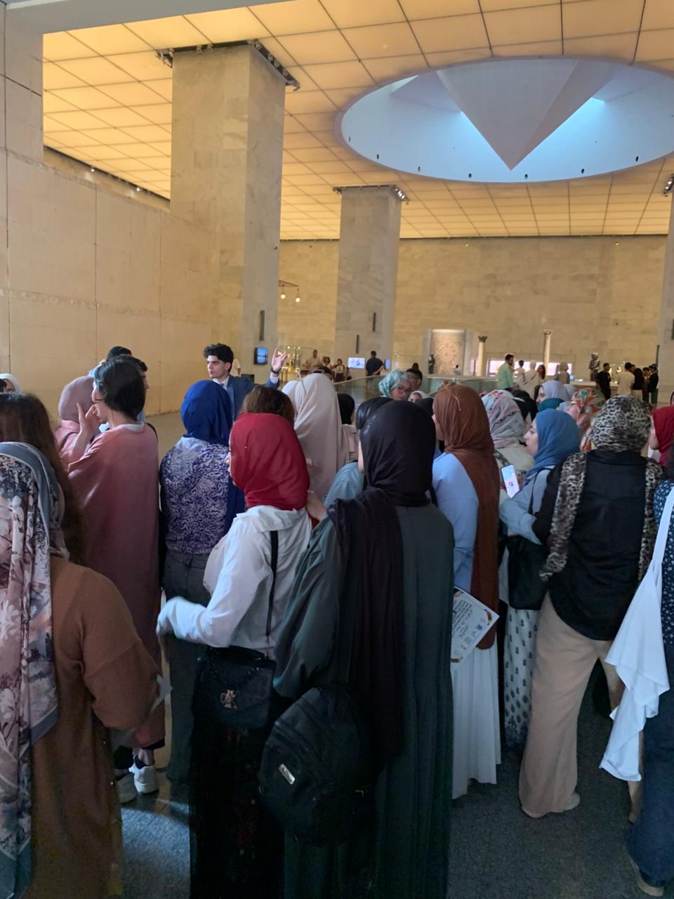 جولة ميدانية لطلاب رواد الحضارة داخل معامل ترميم المتحف القومي للحضارة&nbsp;