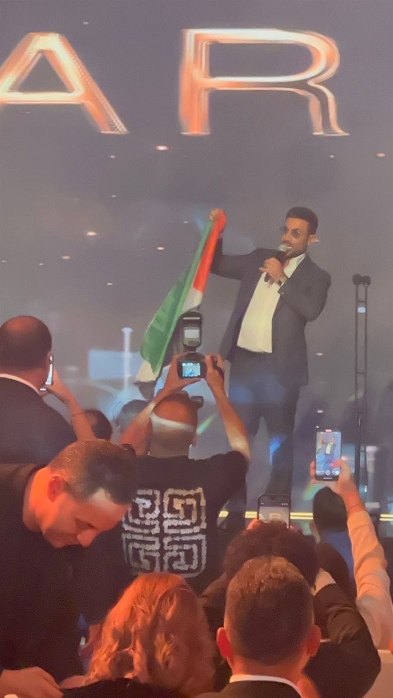 رافع العلم.. أحمد سعد يدعم القضية الفلسطينية في حفل “دير جيست” بعد حصده جائزتي أفضل مطرب وأفضل ألبوم