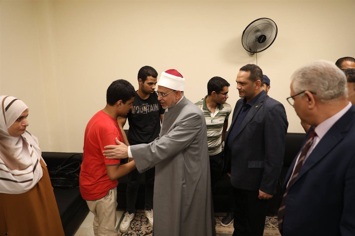 <strong>رئيس جامعة الأزهر ونائبه لشئون التعليم يتفقدان المدن الجامعية ويطمئنان على تسكين &nbsp;طلاب الحالات الخاصة</strong>